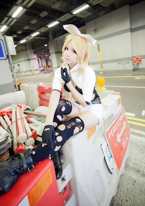 制服“撕袜”诱惑!性感金发美少女COS镜音玲