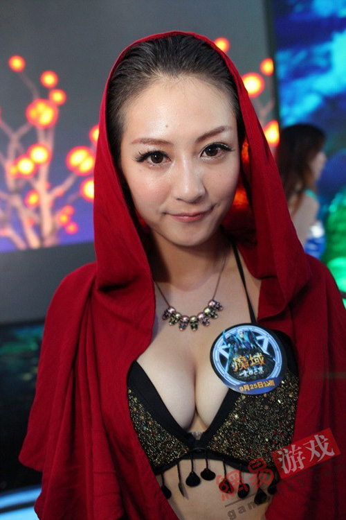 《魔域》最漂亮美女COSER 大秀深邃乳沟